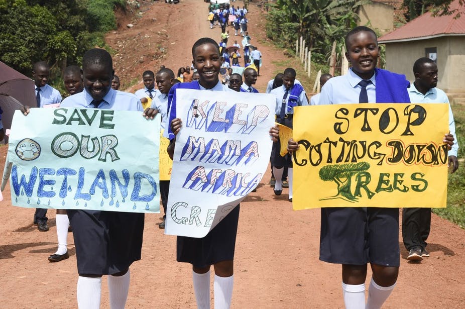 De jeunes Ougandais prennent part à une marche pour le climat, le 20 septembre 2019 à Wakiso. Isaac Kasamani/AFP De jeunes Ougandais prennent part à une marche pour le climat, le 20 septembre 2019 à Wakiso. Isaac Kasamani/AFP