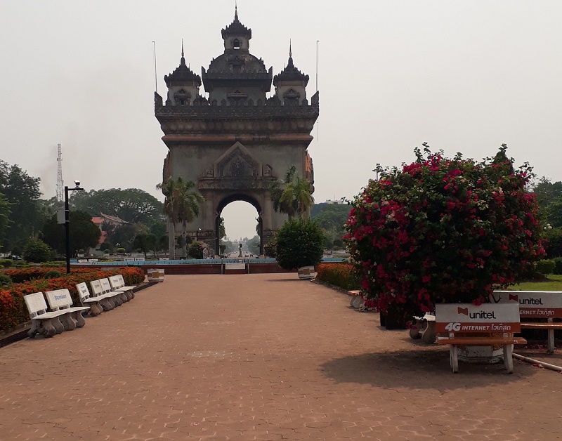 Patuxai, l'arc de triomphe du centre de Vientiane, ne grouille pas de badauds et touristes - Crédit photo : François Guillot Patuxai, l'arc de triomphe du centre de Vientiane, ne grouille pas de badauds et touristes - Crédit photo : François Guillot