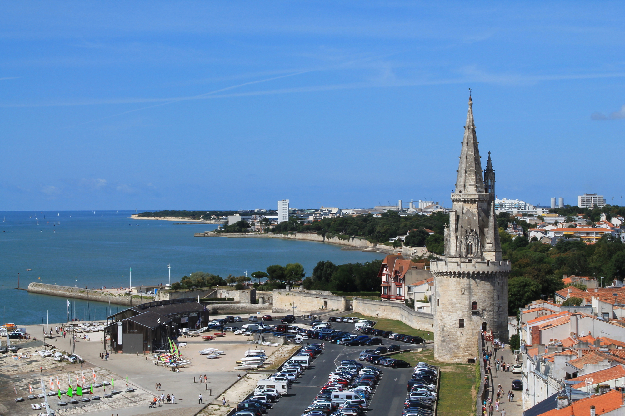 Il semblerait que les touristes français choisissent avant tout la France (ici La Rochelle) par défaut, faute de garantie d'ouvertures des frontières européennes, en excluant inévitablement toute sortie de l'espace Schengen - DR : DepositPhotos