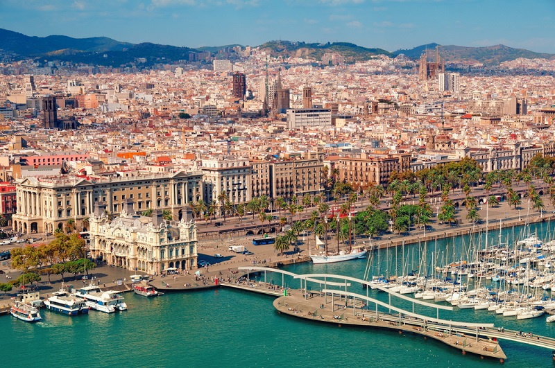 La Catalogne a reçu 19,3 millions de touristes étrangers en 2019 (soit 23,1% des touristes en Espagne) pour 21,325 millions d'euros de dépenses (+5%). Ici, Barcelone et son port - DR : DepositPhotos, fazon1