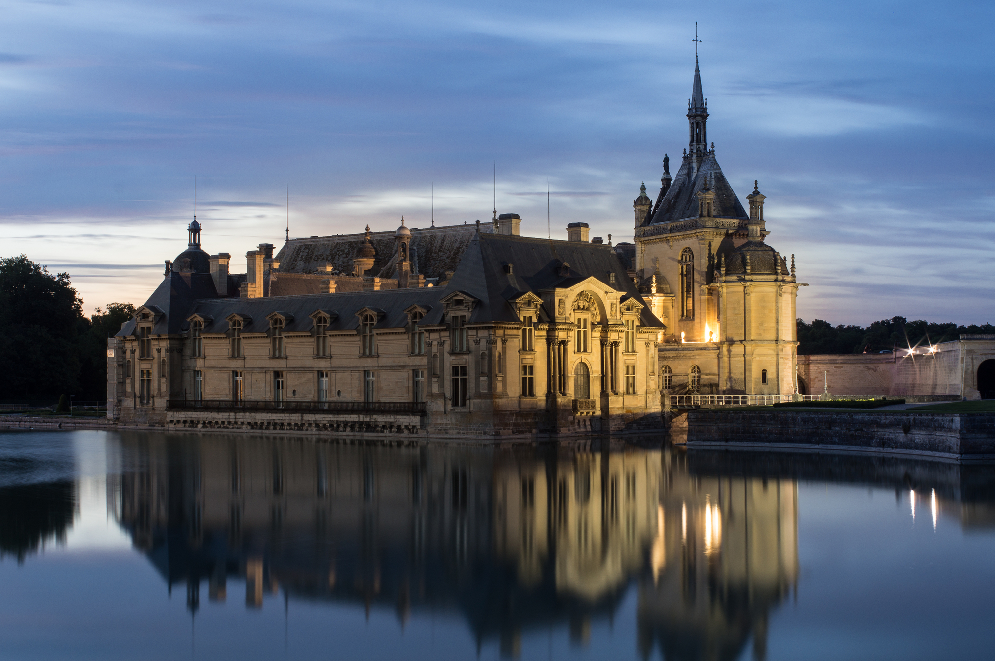 Le château de Chantilly au crépuscule /crédit DepositPhoto