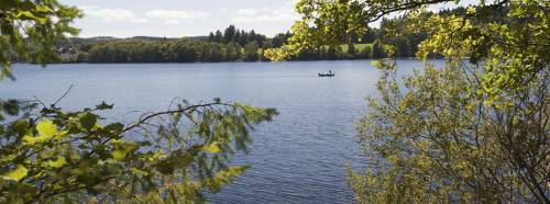 Pêche tranquille au lac de Vassivière. P.Manteau.CRTNA.