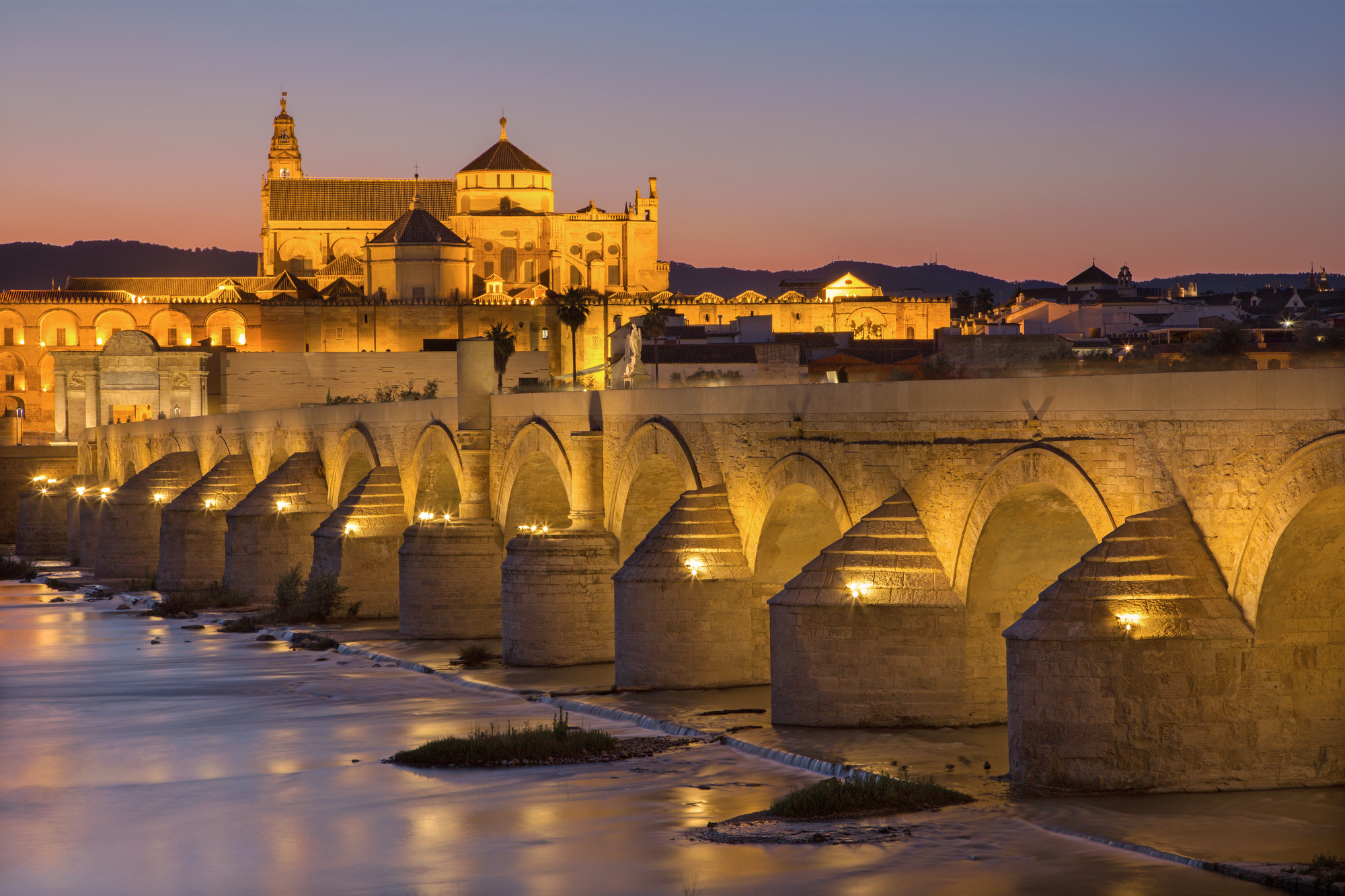 Cordoba - le pont romain et la cathédrale en arrière-plan au crépuscule /crédit DepositPhoto