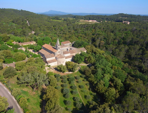 Au cœur de la forêt méditerranéenne,  l’Abbaye du Thoronet, bâtie au 12e siècle. C’est l’une des trois merveilles cisterciennes de Provence avec Silvacane et Sénanque. Classée « Monument historique . Crédit Visitvar