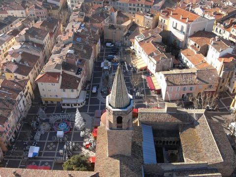 Au coeur de la ville de Fréjus. Crédit Visitvar.