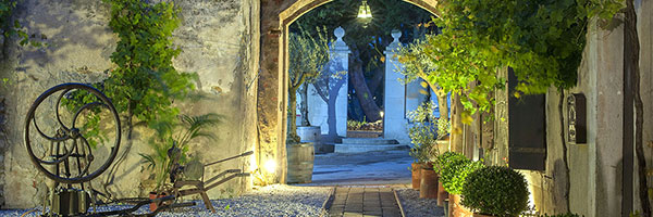 Entrée de château au cœur du massif de la Clape – MTM VACANCES Entrée de château au cœur du massif de la Clape – MTM VACANCES