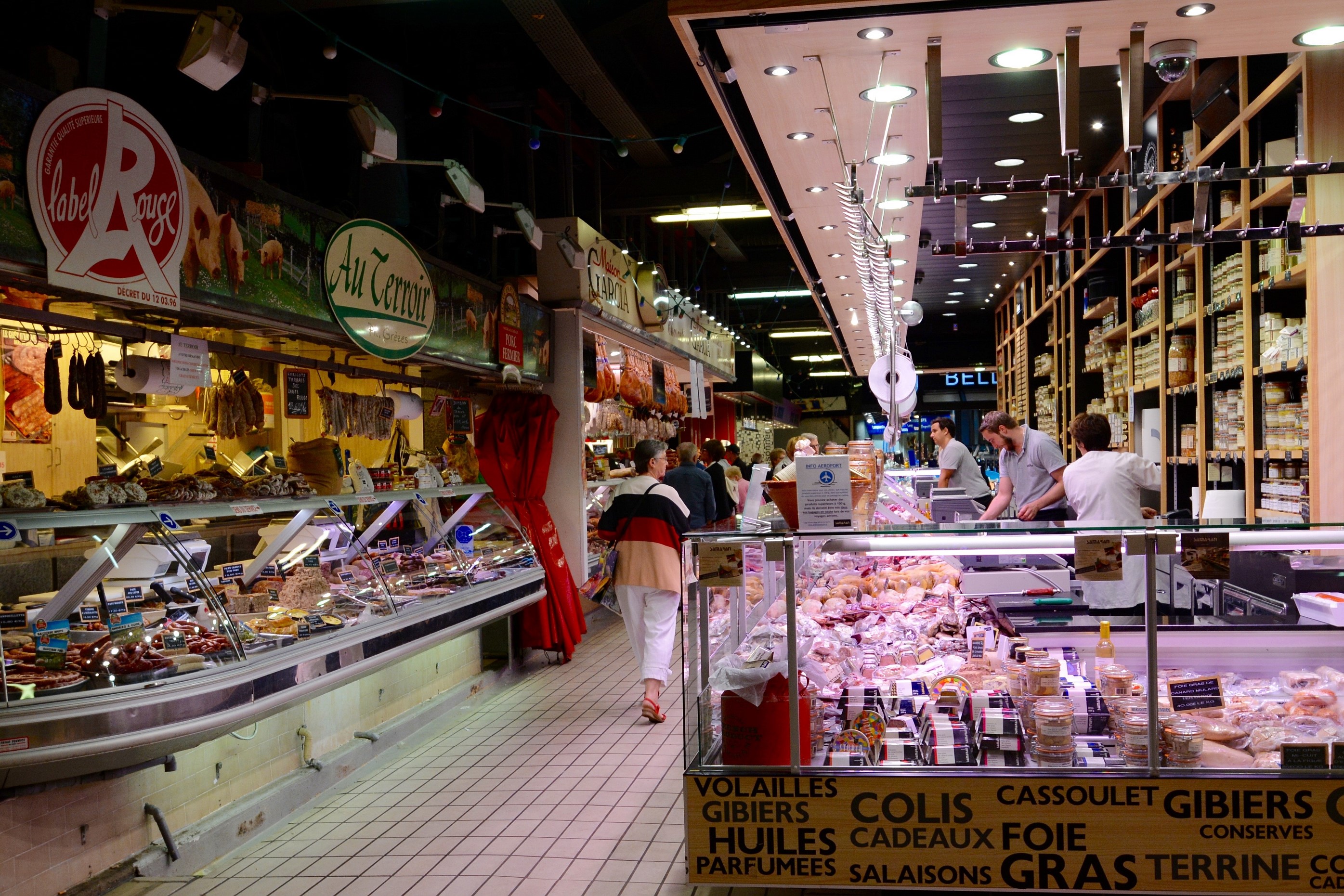 Le marché Victor Hugo où l'on trouve à l'infini les spécialités régionales. Christine Chabanette. CRT Occitanie.