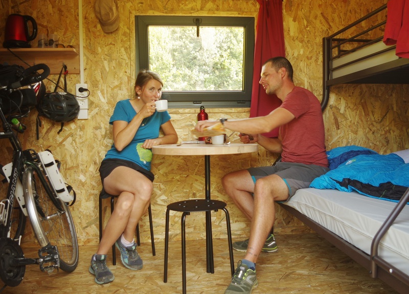 Pour les randonneurs, la cabane comprend trois couchages adultes, un coin repas, une zone bagagerie - DR : Hello Cabanes