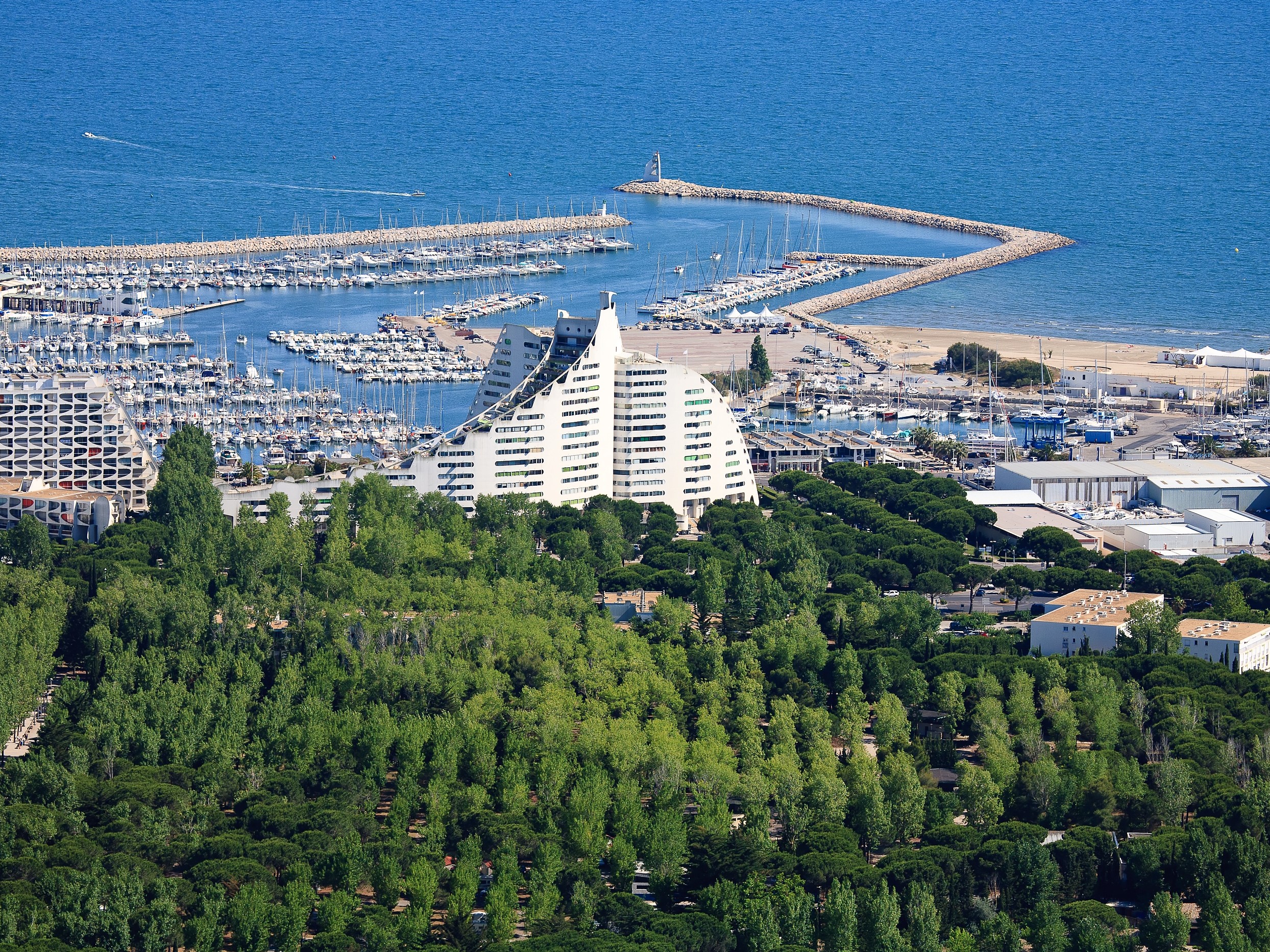 La Grande-Motte la seule ville française labellisée « Patrimoine du XXème siècle» dans son intégralité. C.Baudot. CRT Occitanie.