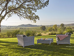 Détente dans le parc du château DR Château St Pierre de Serjac