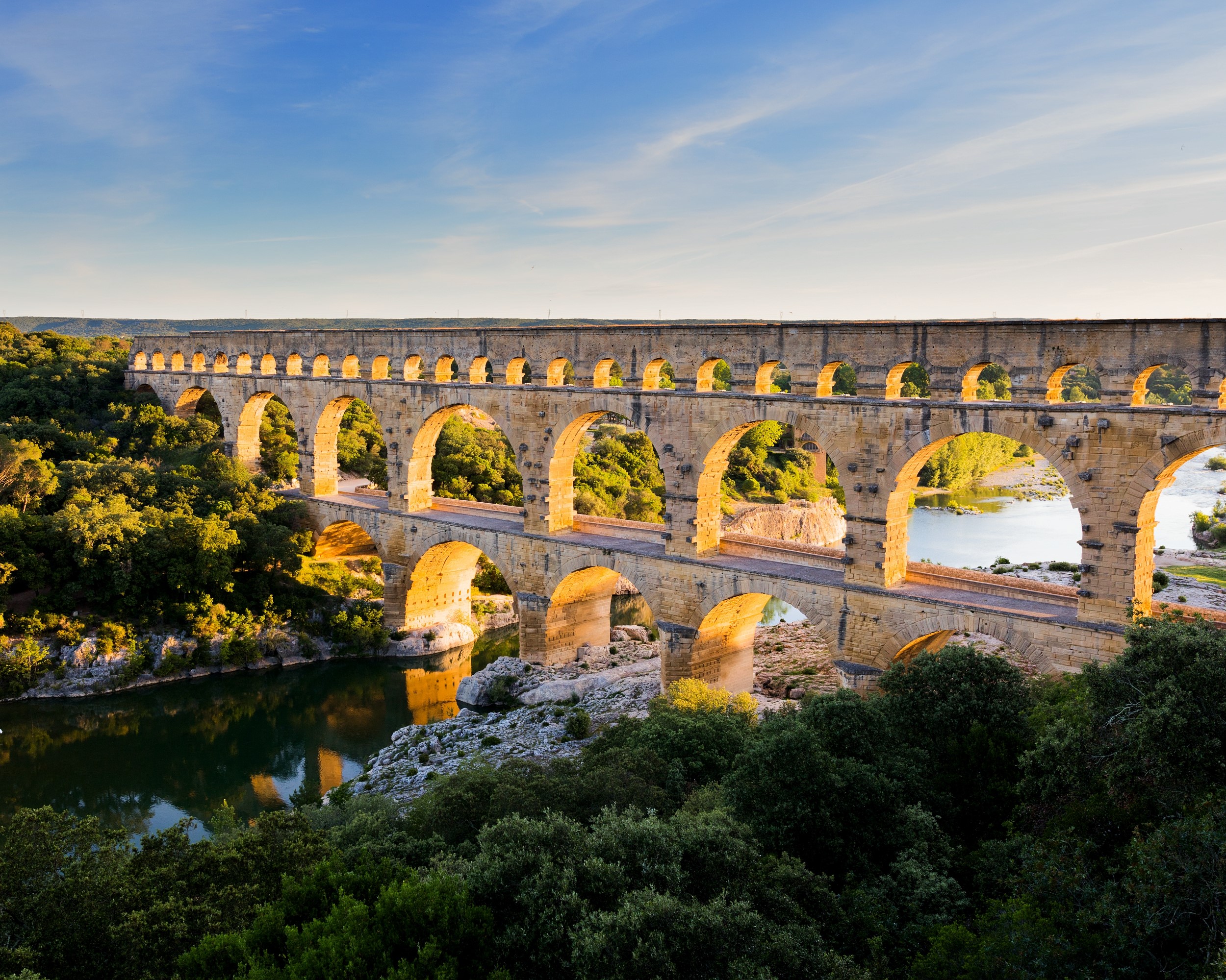 Du Pont du Gard aux citadelles du vertige cathares, innombrables empreintes de l’Histoire