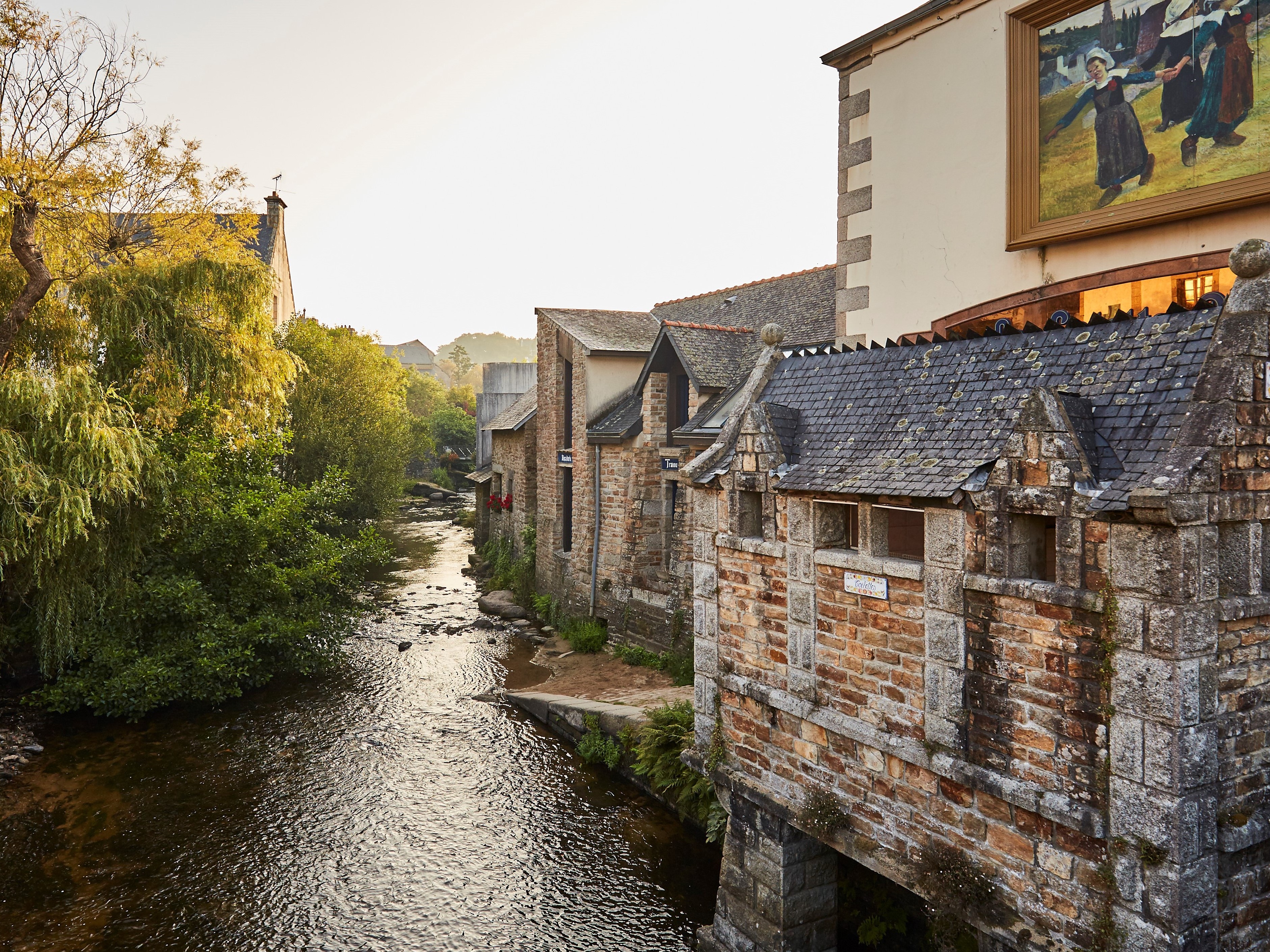 Pont Aven, le long de la rivière de ses biefs et vannes qui irriguent les vestiges des moulins. Alexandre Lamoureux.CRT Bretagne.