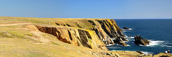 © AdobeStock_39716918/ falaises le long du GR34