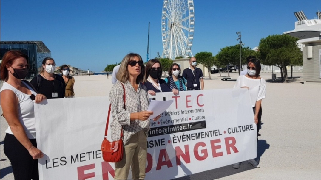 Brigitte Gavila lit un communiqué devant la presse pour alerter sur les difficultés rencontrées par les guides-conférenciers, accompagnateurs, animateurs, agents d’accueil (hôtesses & hôtes), régisseurs, « extras » de la restauration, etc. pendant la crise du covid-19 - Photo CE