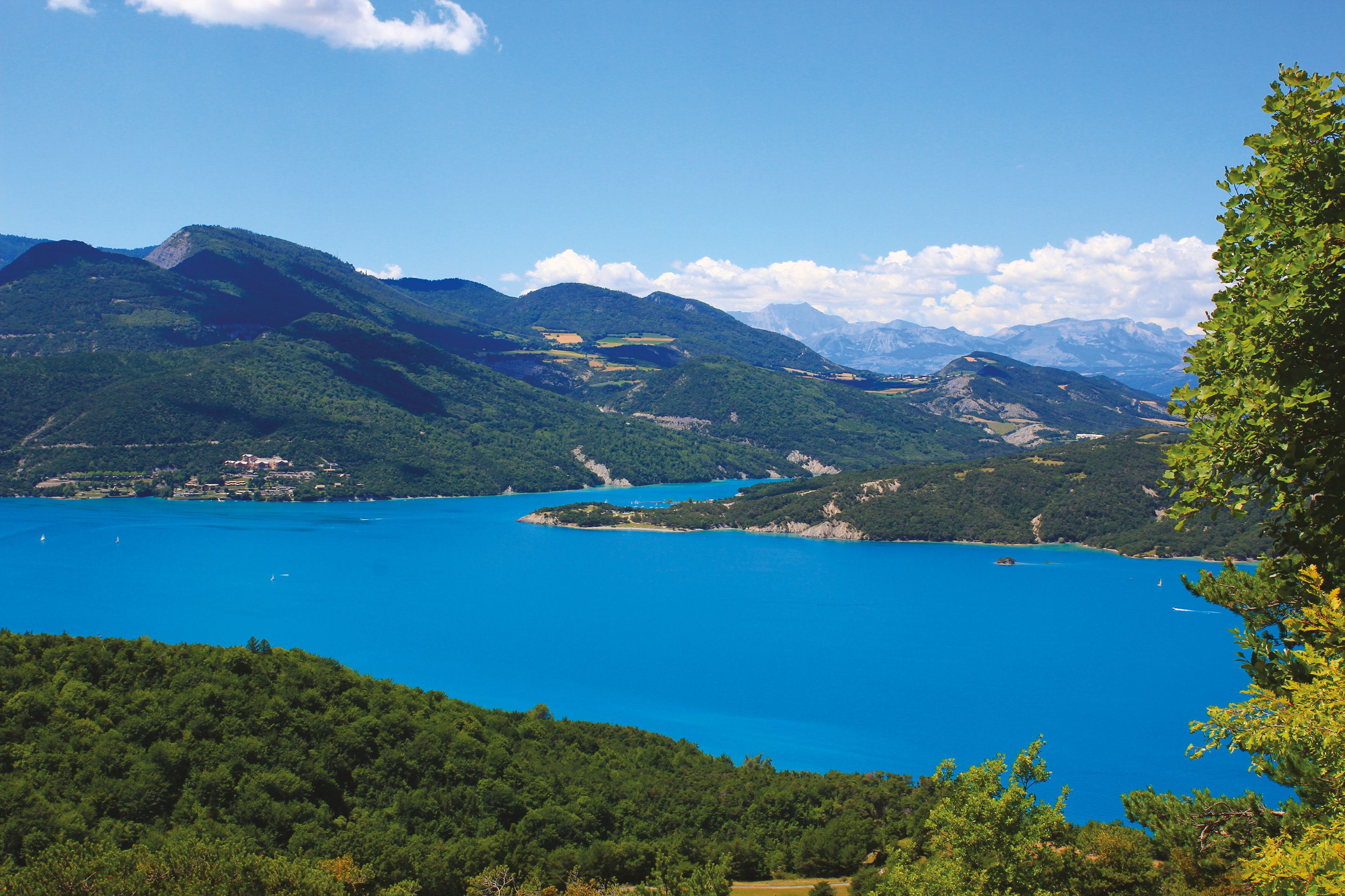 au cœur des Hautes-Alpes à deux pas du Lac de Serre-Ponçon dans un décor de carte postale