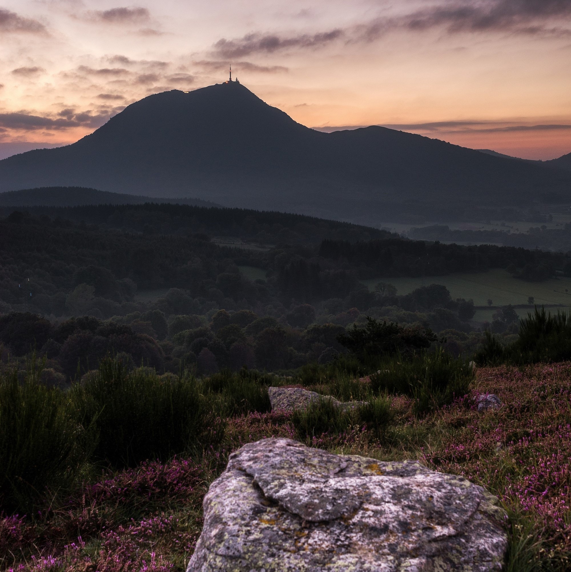 Coucher de soleil sur le Puy-de-Dôme - DR : R. Coutinho/CRT Auvergne-Rhône-Alpes.