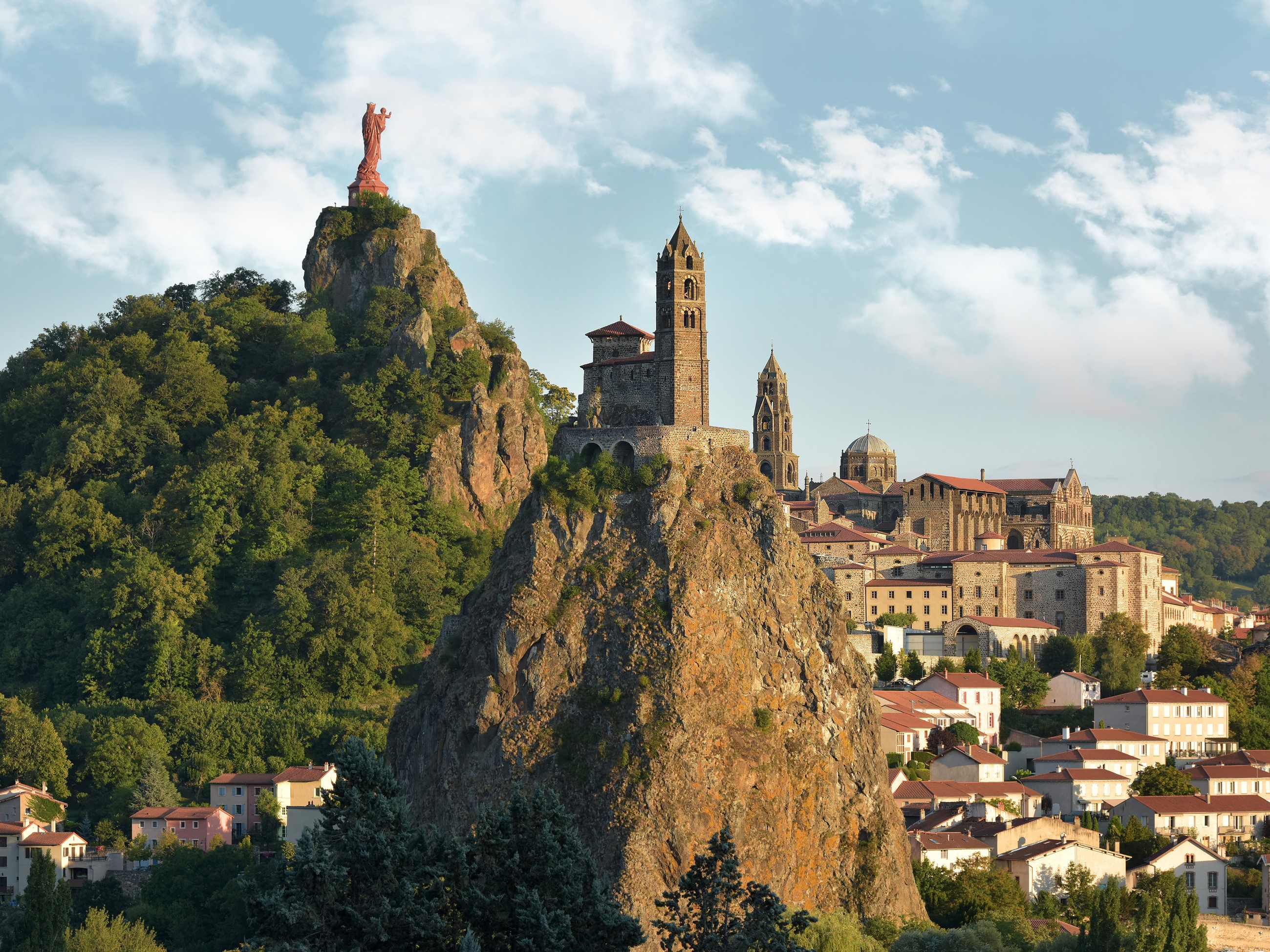 Le Puy-en-Velay, chapelle St Michel d'Aiguilhe et statue Notre Dame de France - DR : j.Damase/CRT ARA.