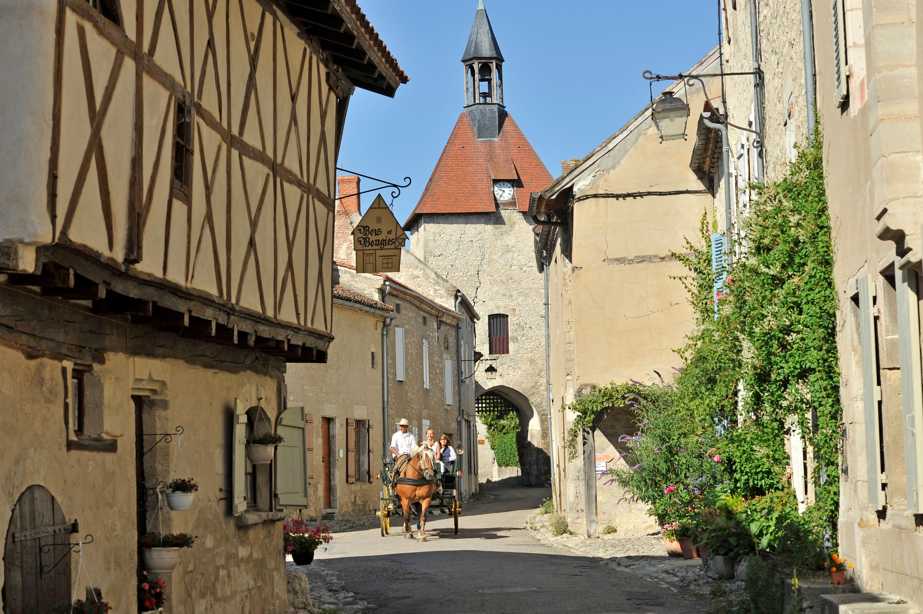 Le village médiéval de Charroux, aux "Plus beaux villages de France" - DR : J.Damase/CRT Auvergne-Rhône-Alpes.