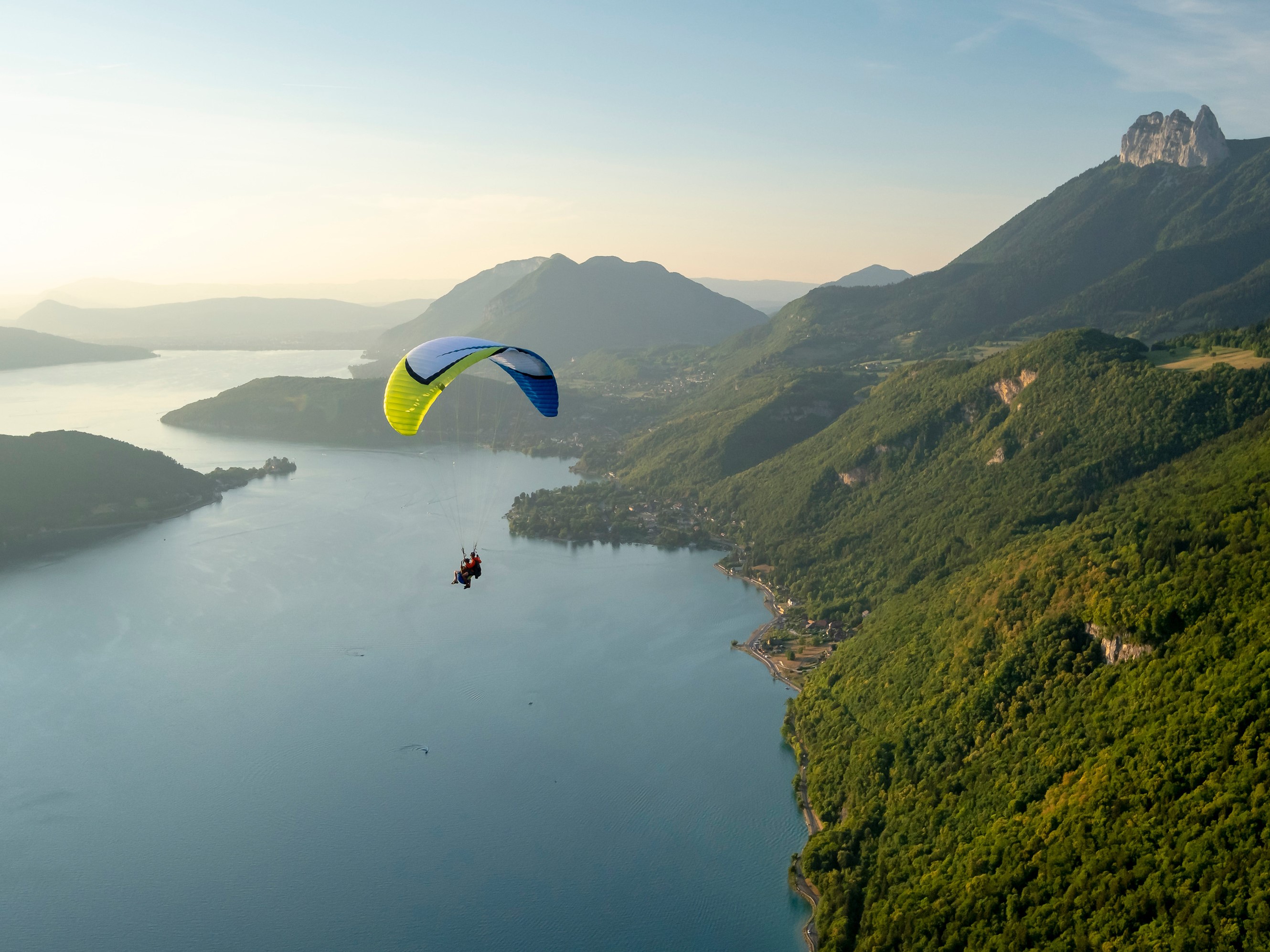 Parapente au-dessus du Lac d'Annecy - DR : Tristan Shu, CRT Auvergne-Rhône-Alpes