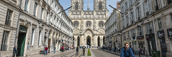 Rue royale et Cathédrale Sainte-Croix - DR ST1