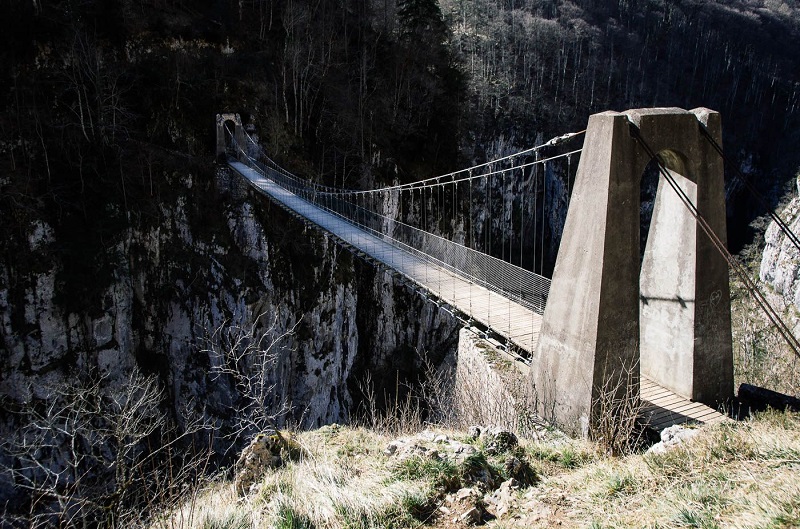 Tendue au-dessus des gorges d’Olhadubi, la passerelle vertigineuse d’Holzarte procure un doux vertige - DR : Mathieu Mouillet