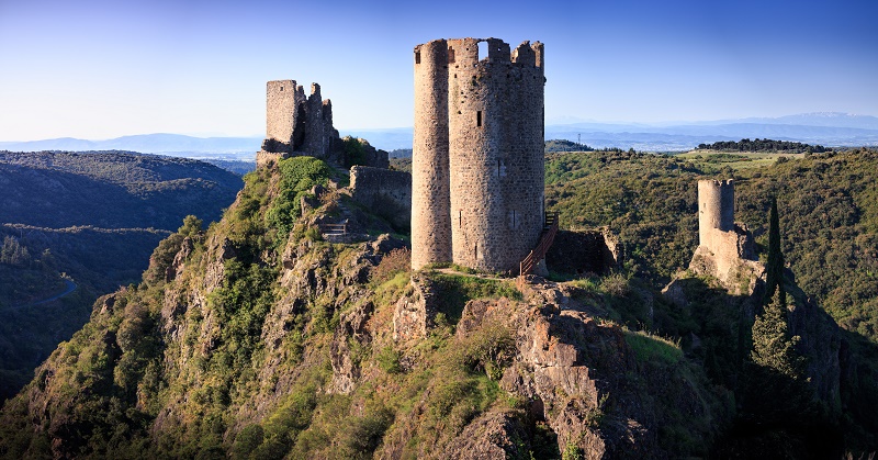 La Cité de Carcassonne est une porte d’entrée pour découvrir toutes les richesses patrimoniales et naturelles de l’Aude. Les châteaux et abbayes du Pays Cathare en sont l'emblème, avec chacun leur typicité et un environnement naturel et protégé. Ici Lastours - DR : Vincent Photographie