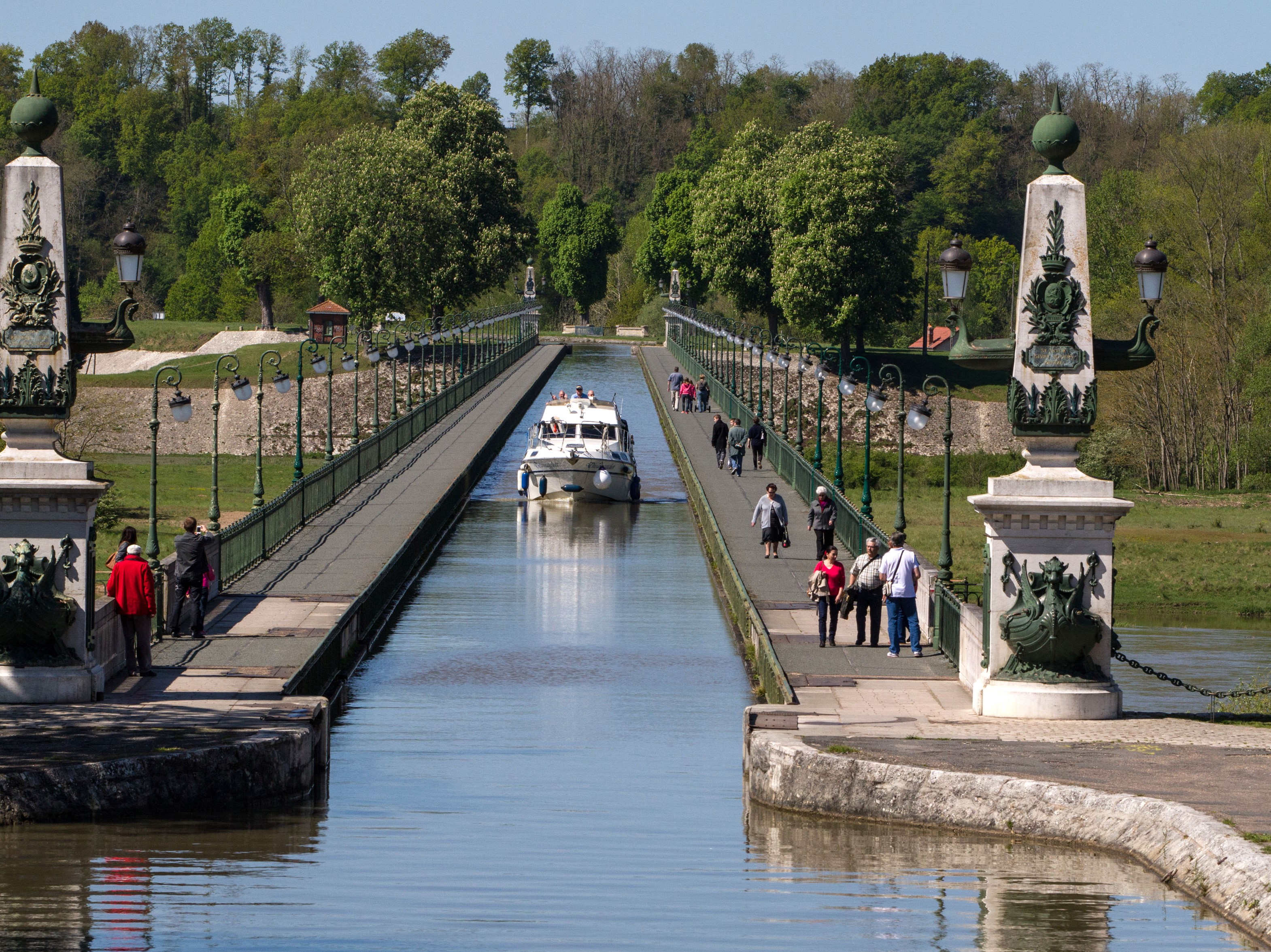 Bateau "sans permis" sur le pont-canal de Briare - DR : Forget Patrick, CRT Centre-Val de Loire