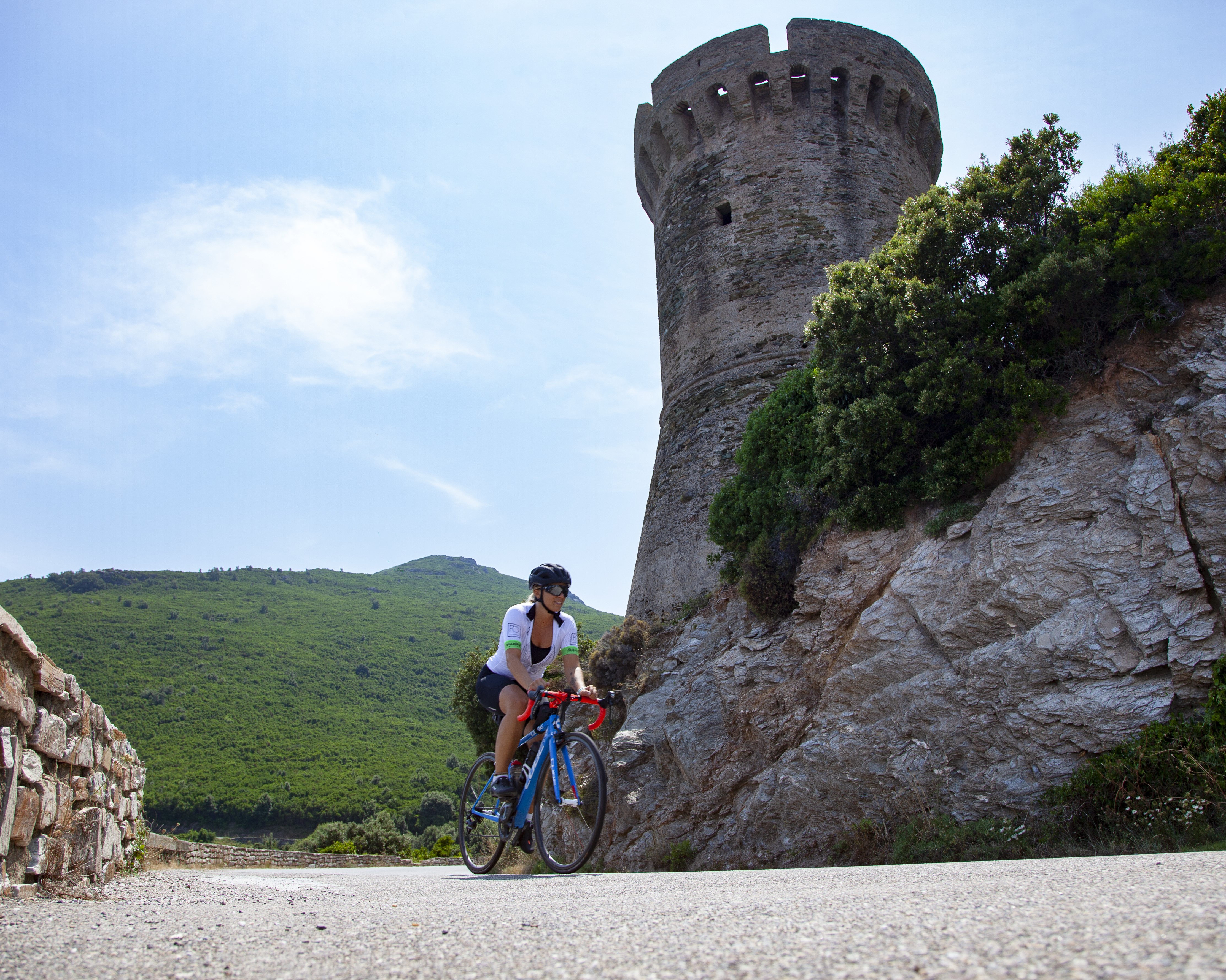 En vélo route, VTT, VAE, des parcours à travers tout le territoire. Sylvain Alessendri.