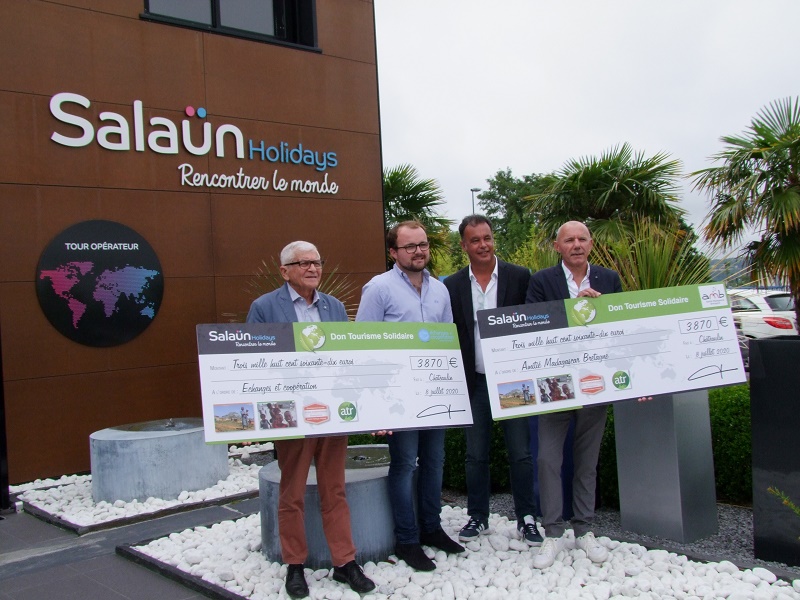Salaün Holidays a remis, mercredi 8 juillet 2020, deux chèques d’un montant total de 7740 € à deux associations bretonnes - DR