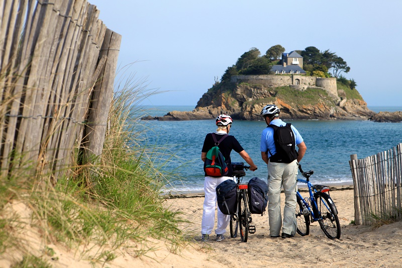 Sur les circuits, les déplacements se font principalement avec des moyens doux comme la randonnée, le vélo, le kayak ou même le surf - DR : Simon Bourcier