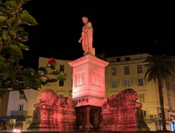 Napoléon et les armoiries de la ville d'Ajaccio / Copyright 2020 Cors’Alpha Touring