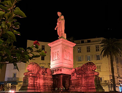 Napoléon et les armoiries de la ville d'Ajaccio / Copyright 2020 Cors’Alpha Touring Napoléon et les armoiries de la ville d'Ajaccio / Copyright 2020 Cors’Alpha Touring