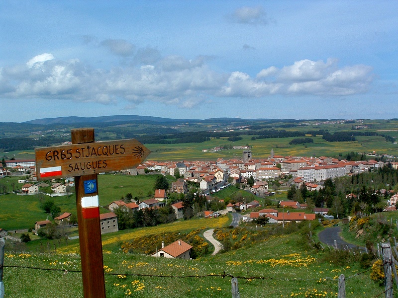 L’histoire de l’agence et son ADN sont intimement liés au chemin de Saint-Jacques-de-Compostelle, l'équipe étant basée à Saugues, village de Haute-Loire traversé par le mythique GR65 - DR : La Pèlerine