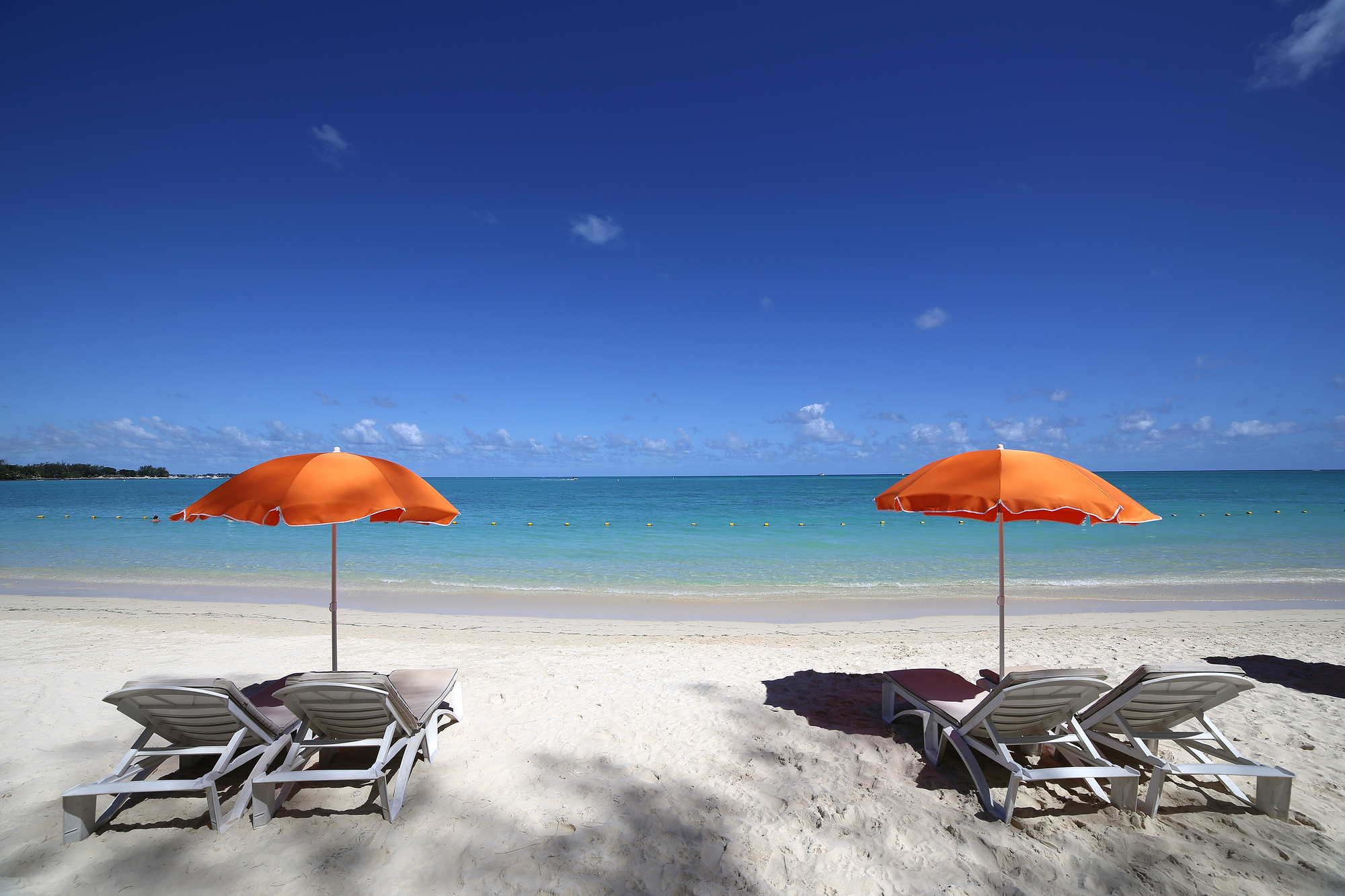 Parasols et lagune sur la plage de Mont-Choisy, île Maurice) /crédit DepositPhoto