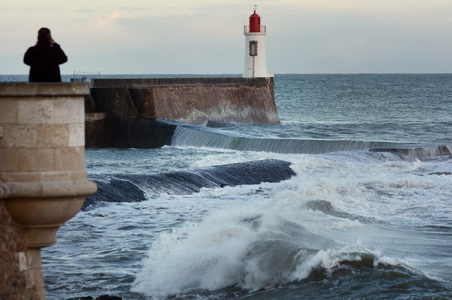 Vagues s’écrasant contre les digues du port des Sables d’Olonne, le 21 février 2015. Jean-Sébastien Evrard / AFP