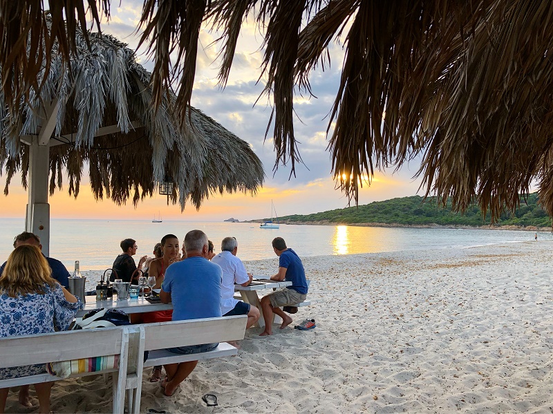 L'adresse secrète de Corsica Exclusive ? La paillote Le Pirate située sur la plage de Capo di Feno, une invitation à la détente au cœur d'un site naturel d'exception - DR : Corsica Exclusive