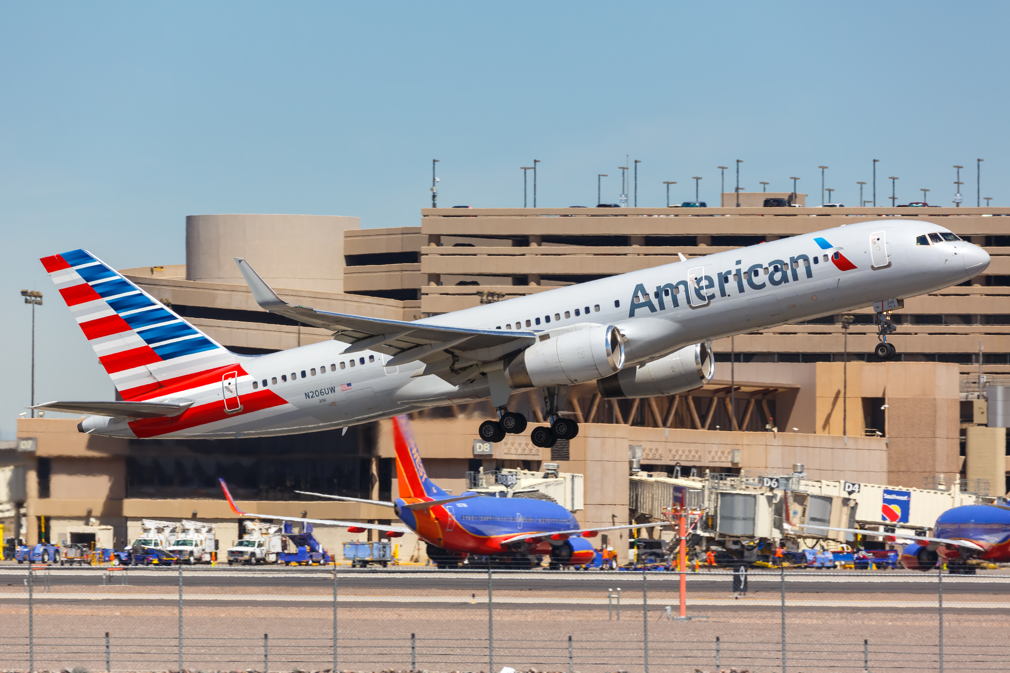 "Phoenix (Arizona) Boeing 757-200 d'American Airlines à l'aéroport Phoenix Sky Harbor (PHX) en Arizona /crédit DepositPhoto