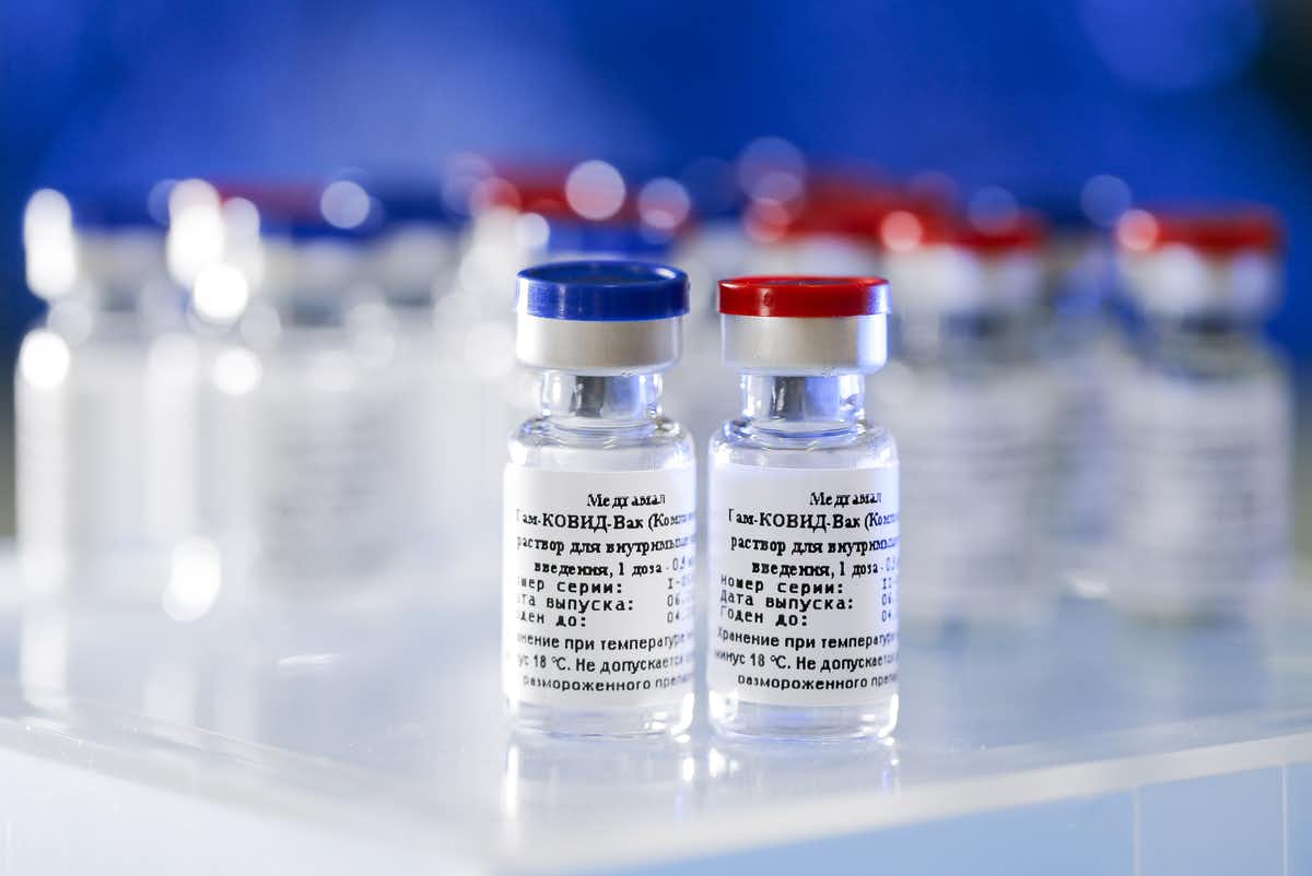 Le vaccin enregistré par le ministère russe de la Santé a bénéficié d’une autorisation d’utilisation d’urgence, même si les essais cliniques de phase III ne sont pas terminés. En outre, les données des essais de phase I et II n’ont pas été entièrement publiées, ni examinées par des pairs. Alexander Zemlianichenko Jr/Russian Direct Investment Fund/AP/AAP