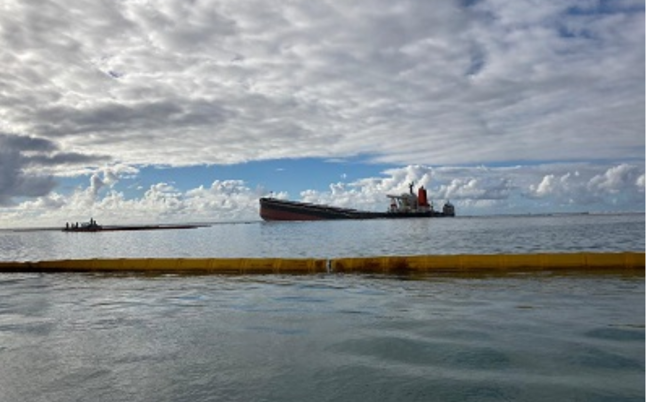 Près de 1 000 tonnes de carburant se sont échappé de la fissure dans la coque du vraquier. Le reste (2800 T), aurait été pompé selon les autorités. Près de 1 000 tonnes de carburant se sont échappé de la fissure dans la coque du vraquier. Le reste (2800 T), aurait été pompé selon les autorités.