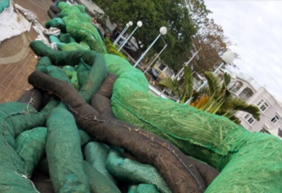 Des solutions et des moyens de fortune pour lutter contre la marée noire /capture d'écran OT Des solutions et des moyens de fortune pour lutter contre la marée noire /capture d'écran OT