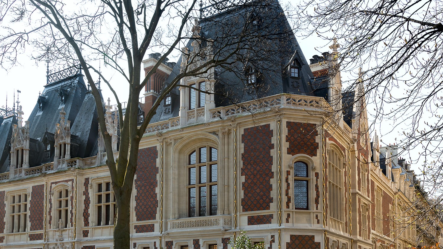 L’hôtel Gaillard au style néo-renaissance, propriété de la Banque de France place du Général Catroux à l’angle des rues Berger et de Than à Paris (17e). Inspiré par le château de Blois il se distingue par ses toits élancés, ses fines tourelles, ses gouttières torsadées et dorées. A lui seul, il vaut le déplacement - DR : Charlotte Donker/Citéco L’hôtel Gaillard au style néo-renaissance, propriété de la Banque de France place du Général Catroux à l’angle des rues Berger et de Than à Paris (17e). Inspiré par le château de Blois il se distingue par ses toits élancés, ses fines tourelles, ses gouttières torsadées et dorées. A lui seul, il vaut le déplacement - DR : Charlotte Donker/Citéco