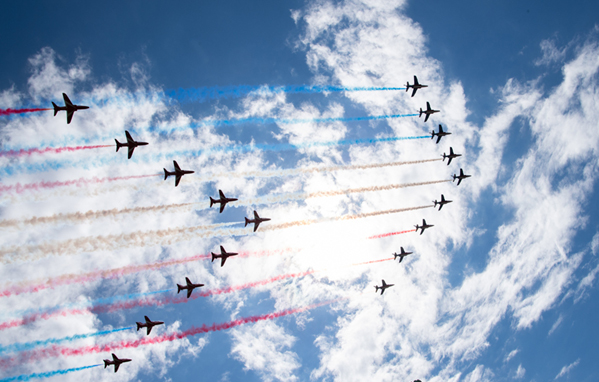 Cérémonie du 18 juin 2020 Paris 3 - Crédits : armée de l'air La Patrouille de France et les Red Arrows, son homologue britannique, ont laissé dans le ciel de Paris leur panache tricolore, mêlant ainsi les deux drapeaux pour n’en faire qu’un.