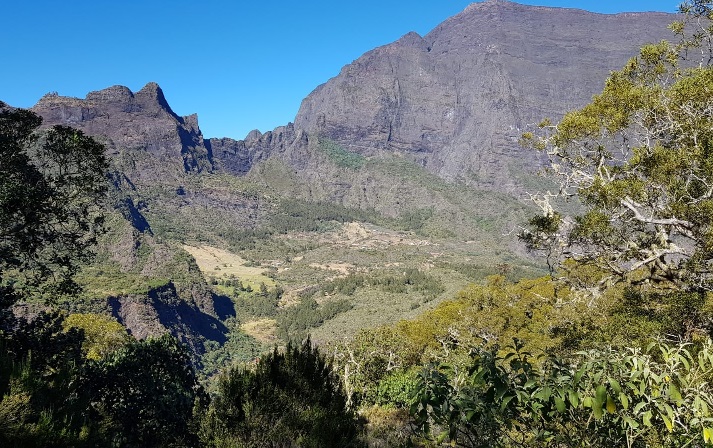 Si le tourisme rapportait 1 million d’euros par jour à l’économie réunionnaise en 2019, les recettes se sont contractées de 49,5% sur le premier semestre 2020. Vue sur le cirque de Mafate et l'Ilet de Marla - Photo CE