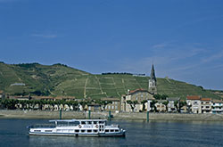 Croisière sur le Rhône, au niveau de Tain l'Hermitage (26), © E. Maulave