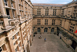 Université du vin - Château de Suze-la-Rousse - Drôme Provençale © R. Schleipman/Auvergne-Rhône-Alpes Tourisme