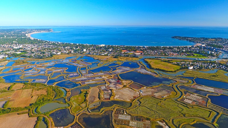 Panorama aérien sur la ville de La Baule Escoublac depuis les marais salants de Gurande - Depositphotos.com / altitudedrone