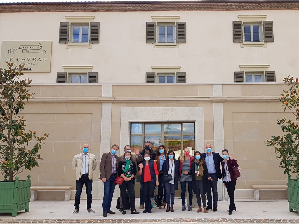 Les agents de voyages spécialistes de la France en éductour dans la vallée du Rhône avec Auvergne-Rhône-Alpes Tourisme, posent devant le Caveau du Château à Ampuis - DR : A.B.