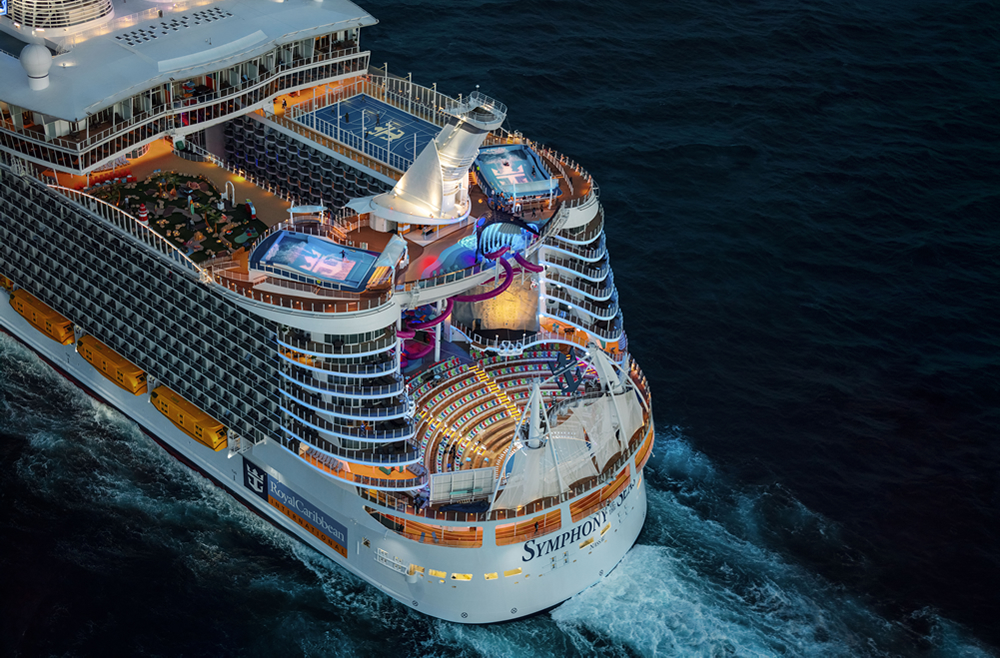 Le Symphony of the Seas a quitté le chantier naval STX de Saint-Nazaire le 24 mars 2018. Propriété de Royal Caribbean Cruises Ltd, il mesure 362 mètres de long et 66 mètres de large pour 228 000 tonneaux de jauge brute, vaut un milliard d’euros et peut accueillir plus de 8 000 personnes à son bord, dont 2 200 membres d’équipage - DR