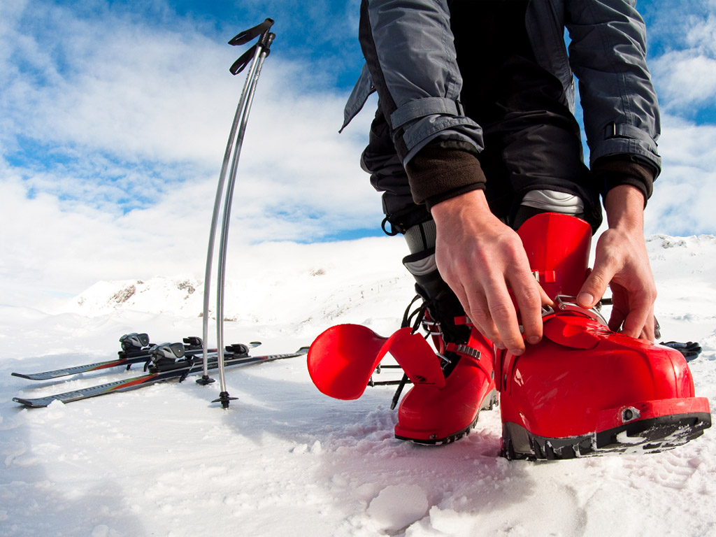 Les stations de ski préparent leur domaine skiable, mais elles attendent la levée des barrières - Depositphotos.com mdurinik