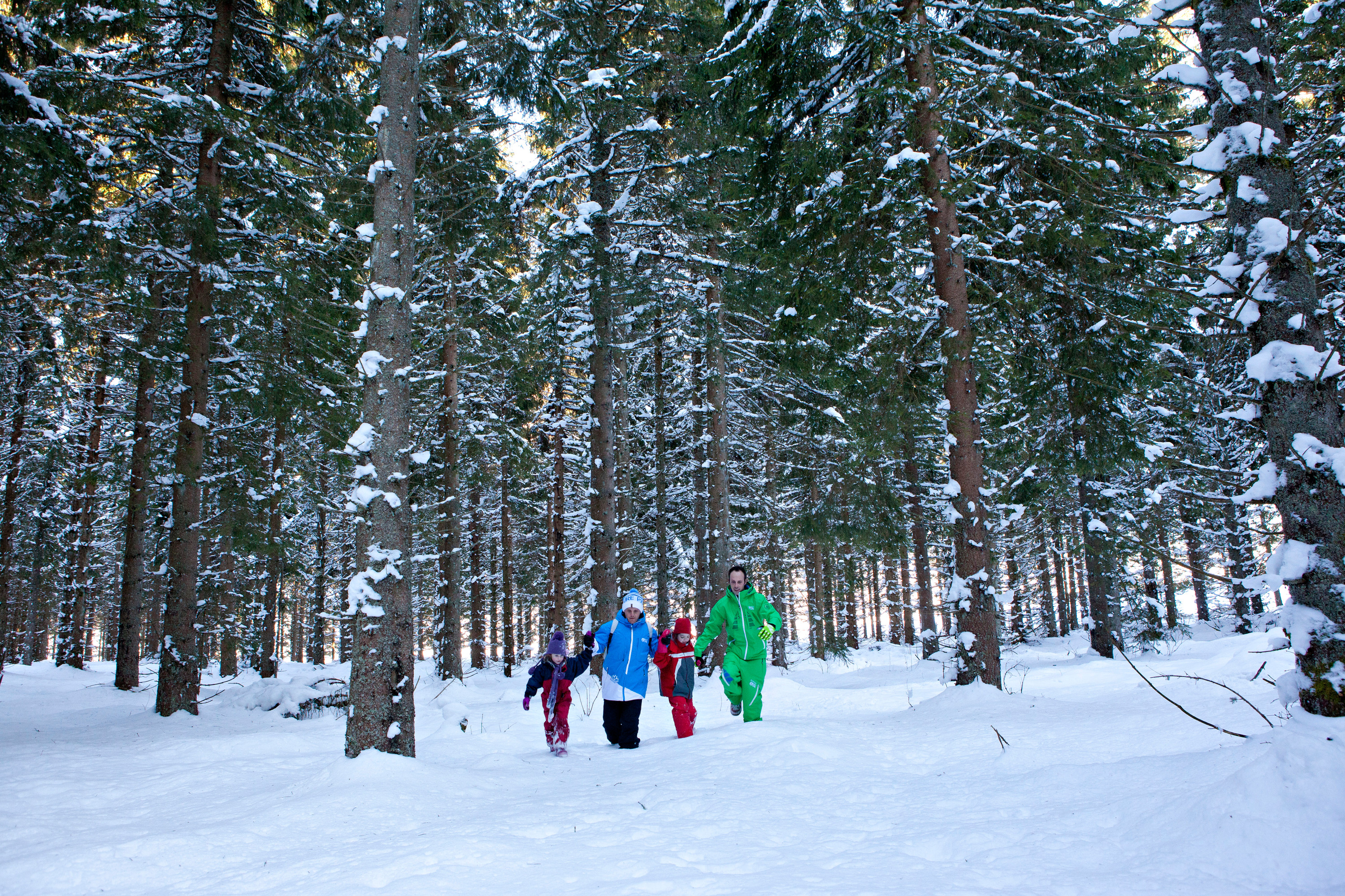 Sortie raquettes en famille © P.SOISSONS Auvergne-Rhône-Alpes-Tourisme